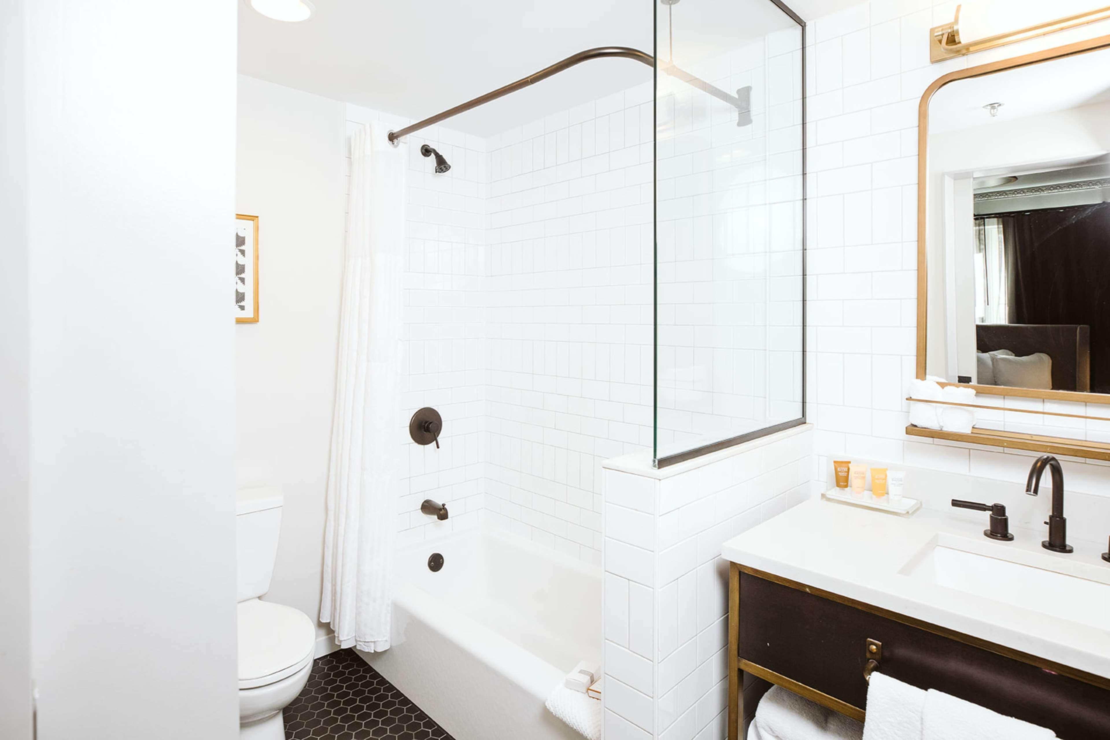 Hotel Phillips Kansas City, Curio Collection By Hilton Exteriör bild