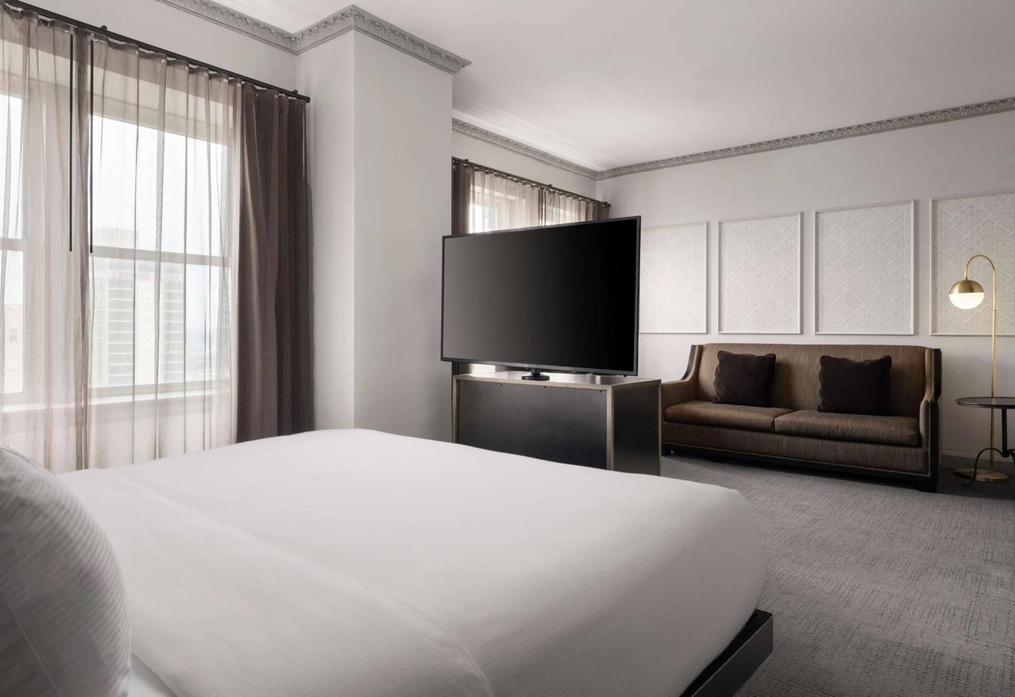 Hotel Phillips Kansas City, Curio Collection By Hilton Exteriör bild