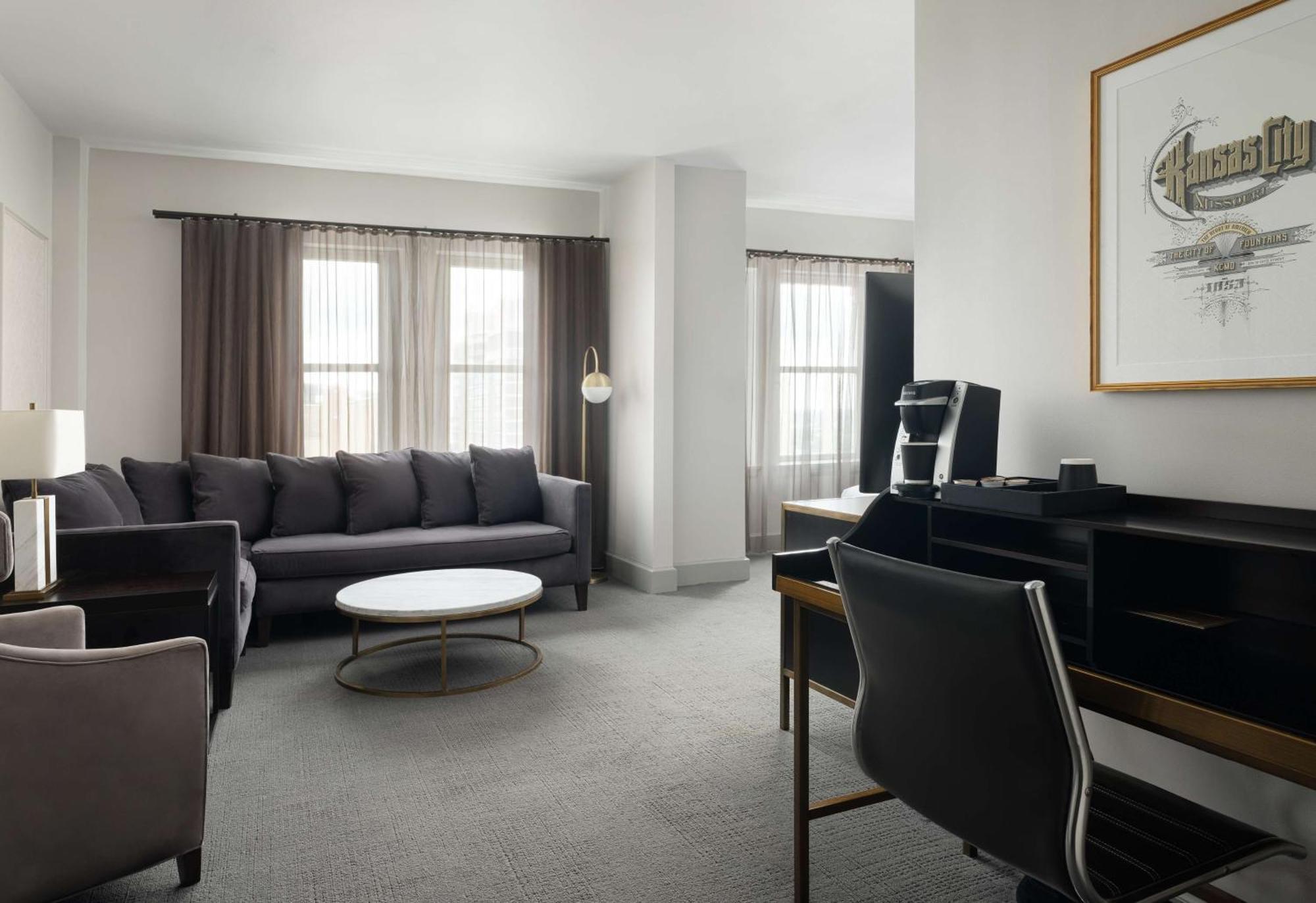 Hotel Phillips Kansas City, Curio Collection By Hilton Exteriör bild
